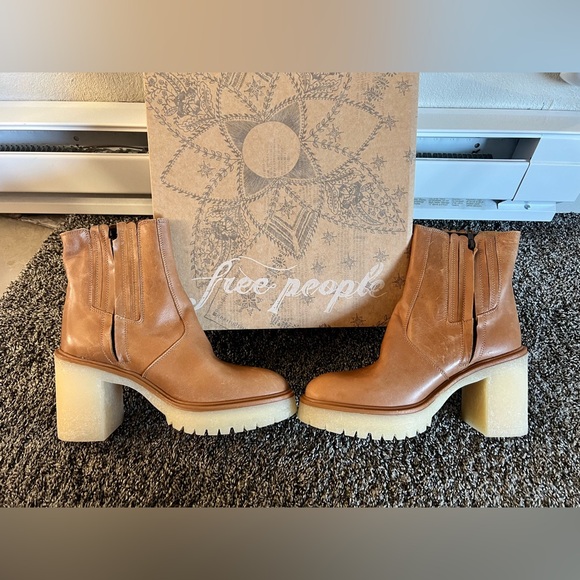 👢 FREE PEOPLE James Chelsea Boots Tan | Chic Leather Ankle Boots - Picture 8 of 13